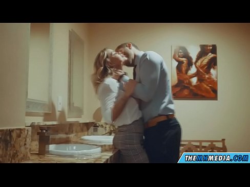 ❤️ Quando uma loira peituda o seduz numa casa de banho pública ❤ Apenas porno em pt.fashiontee.top ❌